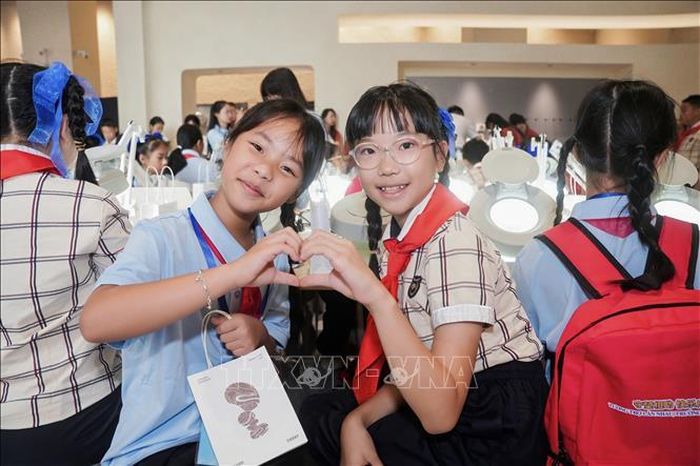Thiếu niên nhi đồng hai nước Việt - Trung kết tình hữu nghị. Ảnh: TTXVN phát