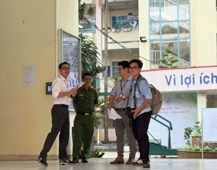 Bên trong các điểm thi, lực lượng Công an cũng có mặt để đảm bảo an toàn cho kỳ thi.