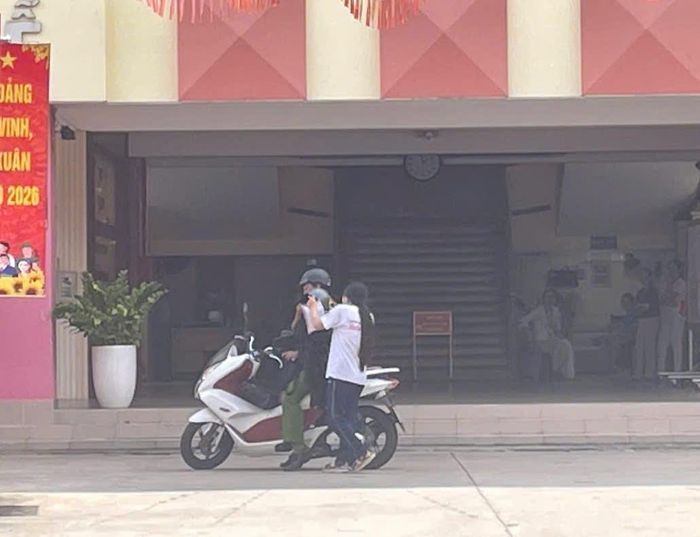 Thí sinh đã vào phòng thi an toàn nhờ sự hỗ trợ của một chiến sĩ Công an tại điểm thi Trường THCS Trường Thọ, TP Hồ Chí Minh.