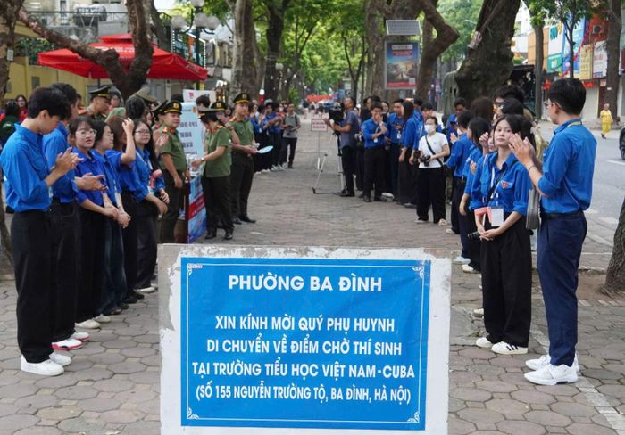 Ngoài lực lượng Công an, các sinh viên tình nguyện cũng có mặt từ sớm để hỗ trợ thí sinh vào phòng thi.