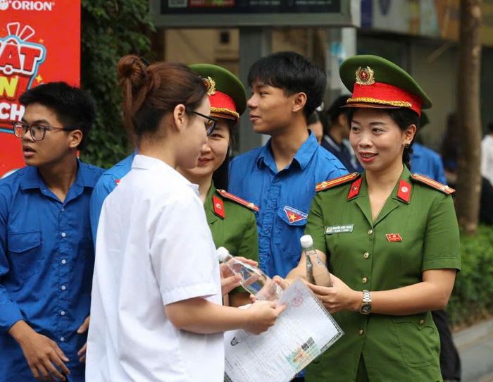 Lực lượng Công an có mặt từ sáng sớm tại điểm thi để bảo đảm an ninh trật tự và hỗ trợ thí sinh tham dự kỳ thi tốt nghiệp THPT năm 2026.