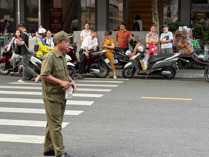Lực lượng an ninh, trật tự cơ sở cũng có mặt tại điểm thi trường Trường THPT Lương Thế Vinh, TP Hồ Chí Minh để hỗ trợ thí sinh.