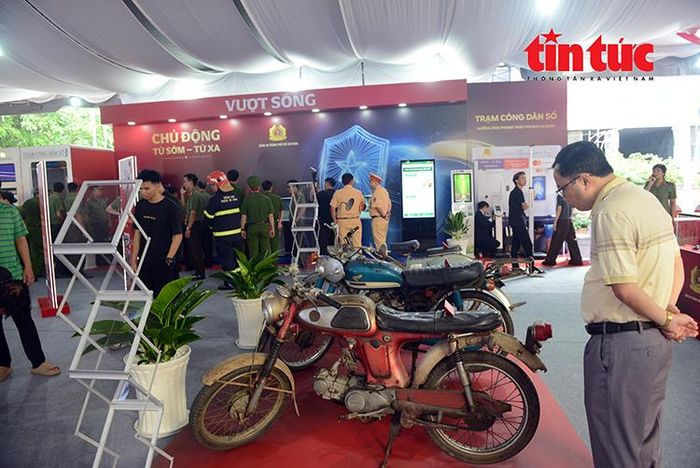 Hiện vật các xe máy của lực lượng An ninh T4 hoạt động trong thời kỳ chống Mỹ giai đoạn 1954 - 1975.