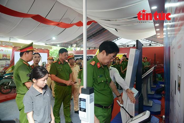 Các đại biểu tham gia các trạm thông tin và trải nghiệm ứng dụng công nghệ hiện đại.