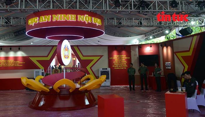 Triển lãm 80 năm An ninh nhân dân “Lá chắn thầm lặng” với 5 phân khu và 11 chủ đề triển lãm tái hiện chặng đường chiến đấu và trưởng thành của lực lượng An ninh nhân dân.
