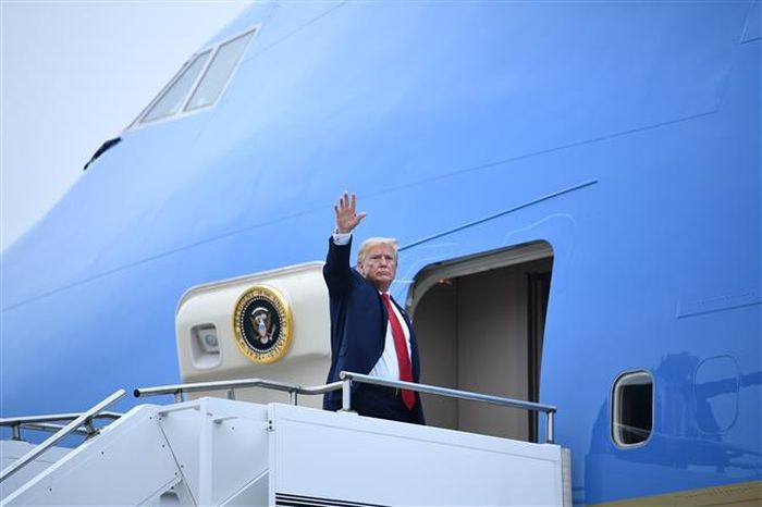 Tổng thống Mỹ Donald Trump lên chiếc chuyên cơ Không lực Một tại căn cứ không quân Osan, ở Pyeongtaek, Hàn Quốc để về nước. Ảnh tư liệu: AFP/TTXVN