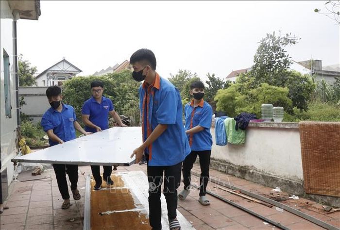 Đoàn biên, thanh niên Bắc Ninh hỗ trợ người dân di dời tài sản đẩy nhanh tiến độ giải phóng mặt bằng Dự án Cảng hàng không quốc tế Gia Bình.