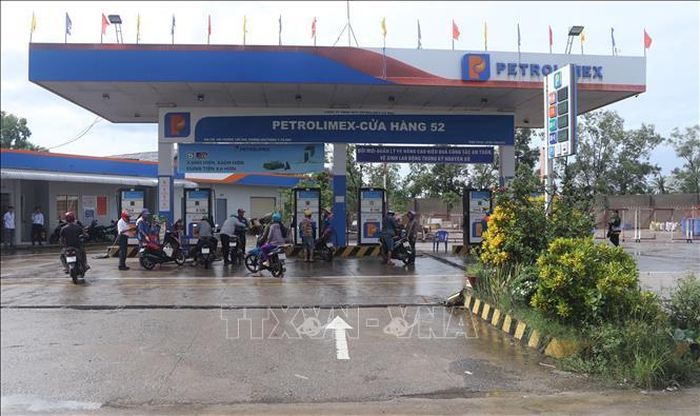 Người dân Cà Mau đổ xăng sinh học E10 tại Cửa hàng bán lẻ xăng dầu Petrolimex.
