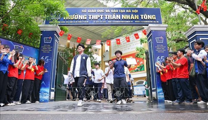 Thí sinh hoàn thành ngày thi đầu tiên tại điểm thi Trường THPT Trần Nhân Tông. Ảnh: Thanh Tùng/ TTXVN