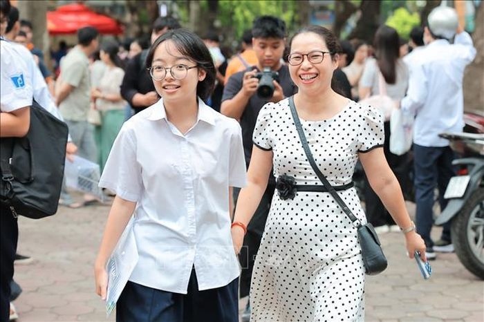 Niềm vui vỡ òa của phụ huynh khi đón con rời điểm thi sau khi hoàn thành môn Toán trong ngày thi đầu tiên của Kỳ thi tốt nghiệp THPT năm 2026 tại điểm thi Trường THPT Phan Đình Phùng (Phường Ba Đình). Ảnh: Lê Đông/TTXVN