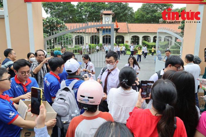 Thí sinh rời khỏi một điểm thi ở TP Hồ Chí Minh.