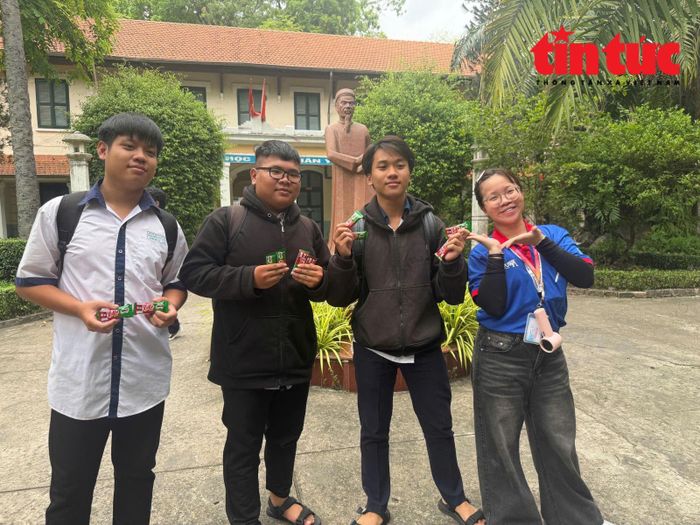 Các thí sinh chụp ảnh kỷ niệm kết thúc môn thi thứ hai.
