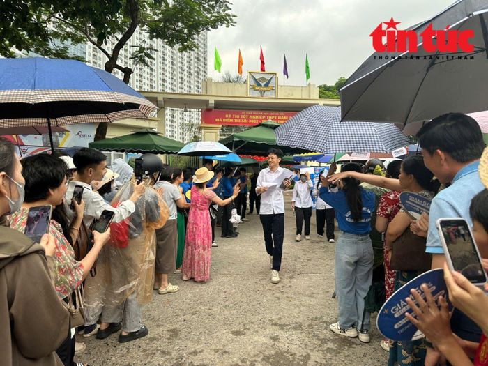 Những thí sinh đầu tiên rời khỏi điểm thi.