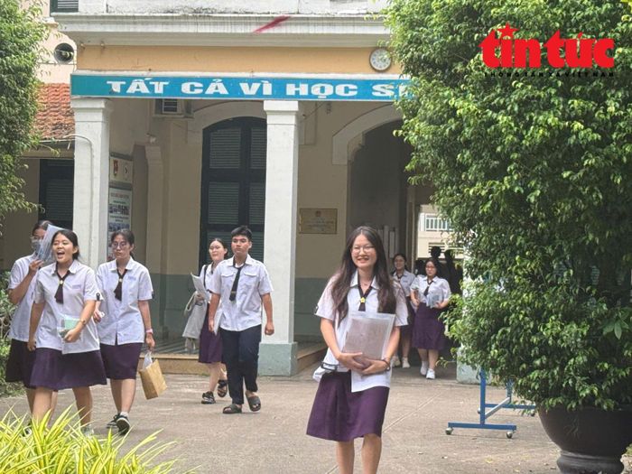Niềm vui của một thí sinh khi rời điểm thi Trường THPT Lê Quý Đôn, TP Hồ Chí Minh.