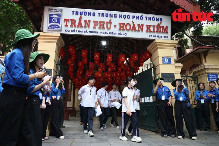 Những thí sinh ra khỏi điểm thi Trường THPT Trần Phú - Hoàn Kiếm.