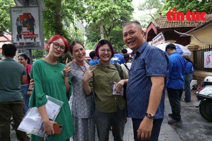 Phụ huynh phấn khởi khi biết con làm bài thi tốt.