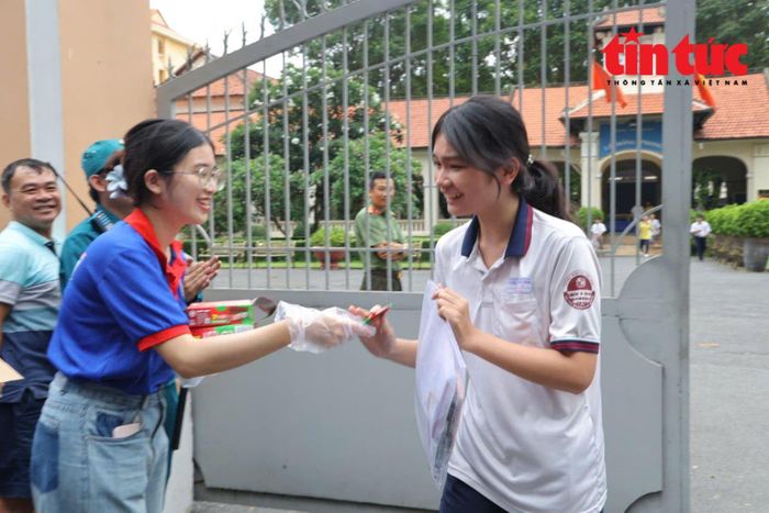 Niềm vui của thí sinh khi ra khỏi điểm thi.