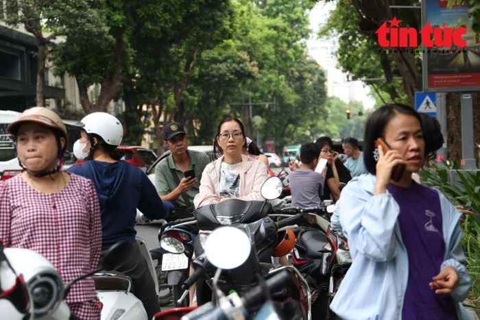 Nỗi âu lo hiện trên khuôn mặt của một phụ huynh tại cổng điểm thi Trường THPT Trần Phú - Hoàn Kiếm, Hà Nội.