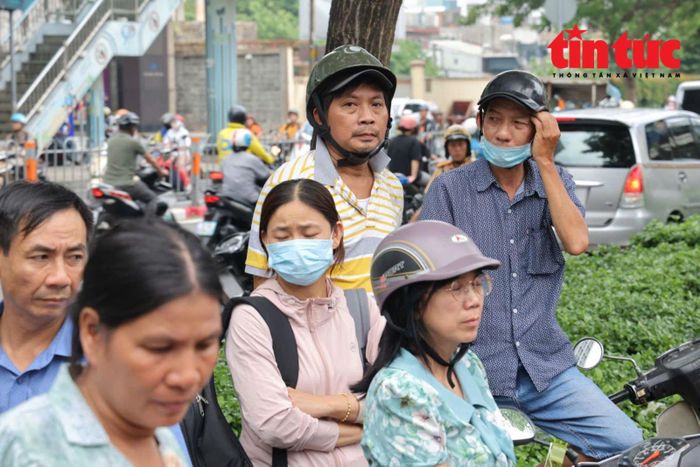 Môn thi Toán diễn ra trong thời gian 90 phút, nhiều phụ huynh chọn đợi con bên ngoài điểm thi.