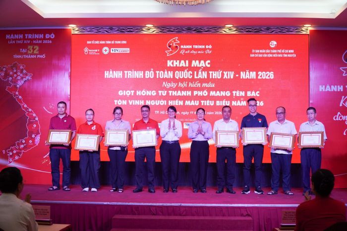 Các cá nhân tiêu biểu trong hoạt động hiến máu tình nguyện được nhận bằng khen của UBND TP Hồ Chí Minh.