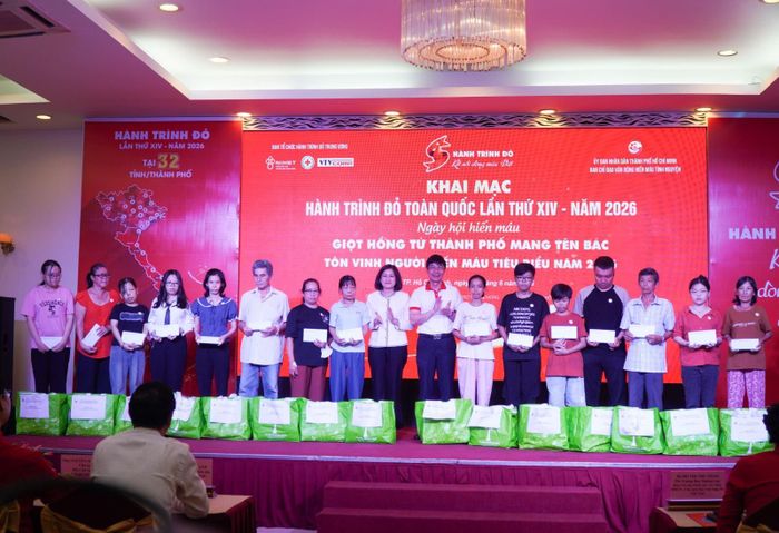 Trao quà tặng các bệnh nhân mắc bệnh tan máu bẩm sinh có hoàn cảnh khó khăn.