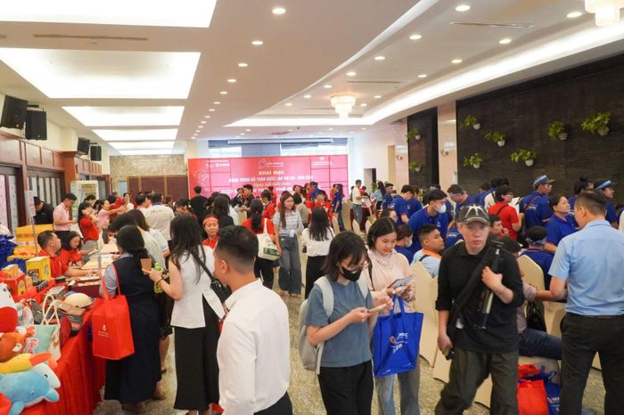 Đông đảo người dân TP Hồ Chí Minh đăng ký tham gia hiến máu.
