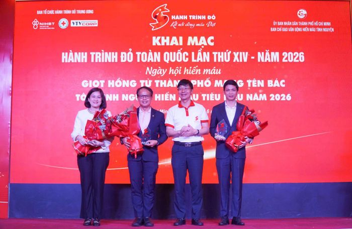 Ban tổ chức Hành trình Đỏ trao Kỷ niệm chương tặng các đơn vị có nhiều hoạt động tích cực đóng góp cho chương trình.