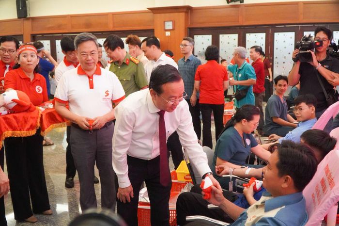Lãnh đạo TP Hồ Chí Minh thăm thăm hỏi tình nguyện viện tham gia hiến máu tại chương trình.