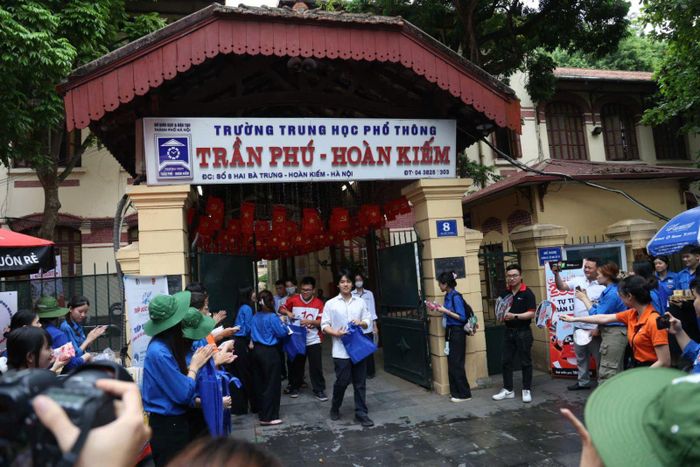 Những thí sinh đầu tiên hoàn thành môn Toán tại Trường THPT Trần Phú - Hoàn Kiếm, Hà Nội.