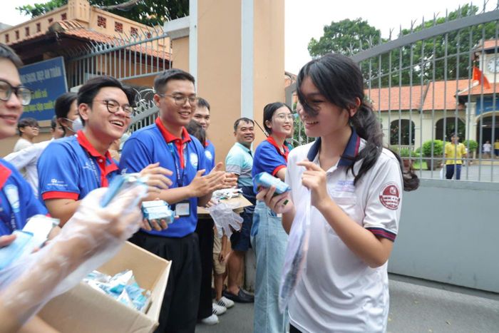Kết thúc ngày thi đầu tiên, đa số thí sinh đánh giá kỳ thi diễn ra thuận lợi và an toàn.
