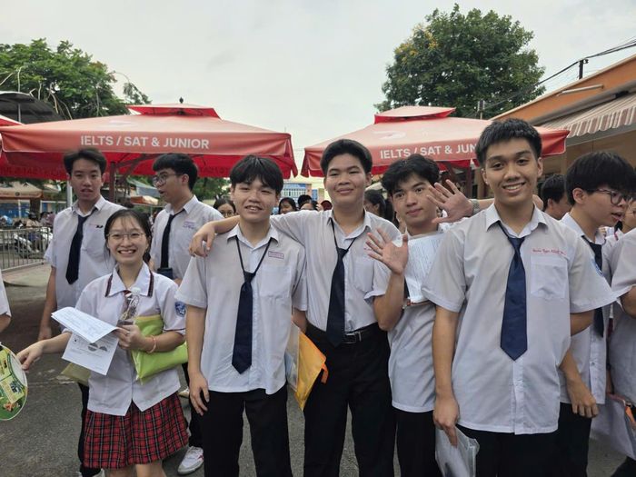 Nhiều sĩ tử rời phòng thi với tâm trạng phấn khởi sau khi hoàn thành hai môn Ngữ văn và Toán.