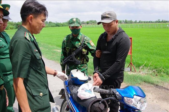 Lê Quan Trường bị lực lượng chức năng bắt quả tang vận chuyển 1 kg ma túy và 499 viên ma túy tổng hợp khi nhập cảnh trái phép từ Campuchia vào Việt Nam. Ảnh: TTXVN phát