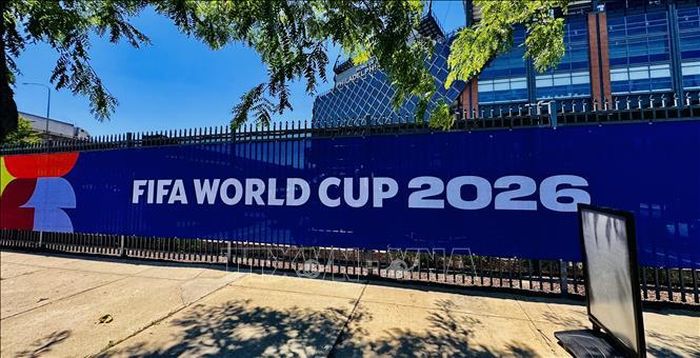Tấm biển FIFA World Cup trên hàng rào của sân Lincoln Financial Field (Mỹ). Ảnh: Quang Thịnh/TTXVN