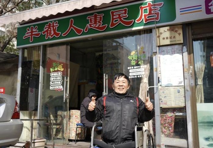 Ông Peng Shuilin trước cửa hàng của mình ở Hồ Nam. Ảnh: Voc