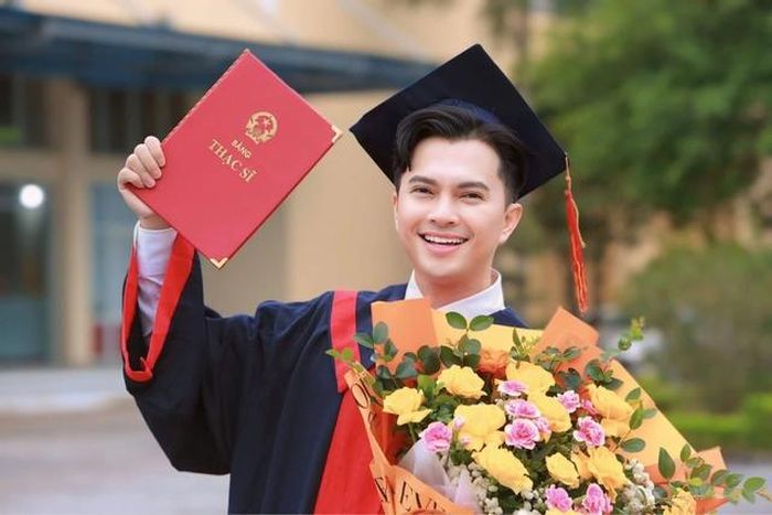 Nam Cường gây chú ý vì sở hữu 3 bằng đại học.