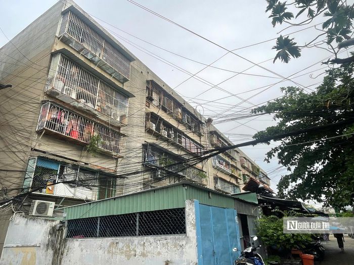 Tại đây, nhiều căn hộ được người dân cơi nới gần như kín toàn bộ phần trước và sau nhà bằng khung sắt, tôn, lưới thép để tăng diện tích sử dụng. Nhìn từ bên ngoài, cư xá Thanh Đa không chỉ xuống cấp nghiêm trọng mà giống như "chuồng cọp", khi xảy ra hỏa hoạn rất khó thoát ra bên ngoài.