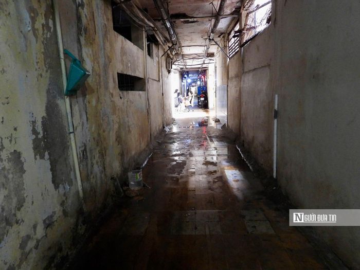 Khu vực hành lang của cư xá Thanh Đa luôn trong tình trạng âm u, ẩm thấp.