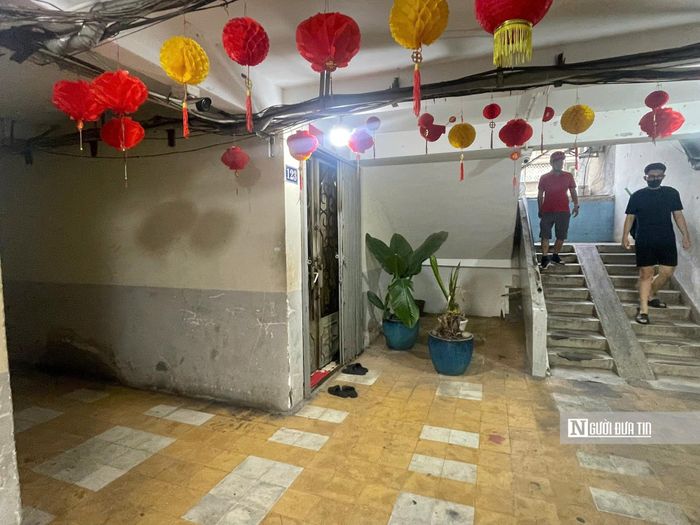 Tại nhiều khu vực cầu thang, ánh sáng khá tối, dây điện, ống nước và cáp viễn thông chằng chịt trên trần.