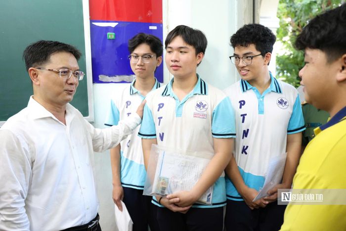 Phó Chủ tịch UBND Bùi Xuân Cường động viên các thí sinh. (Ảnh: Ngô Tùng)
