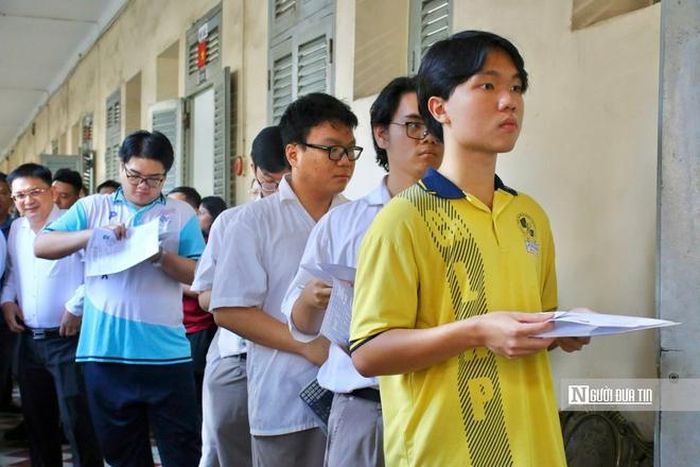 Các thí sinh tại điểm thi THPT Chuyên Lê Hồng Phong.