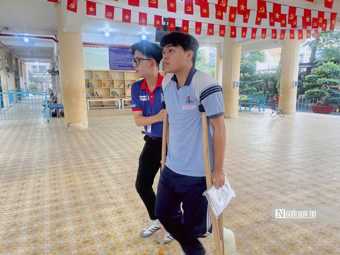 Một thí sinh nam bó bột dự thi tại điểm thi Trường THCS Phan Bội Châu.