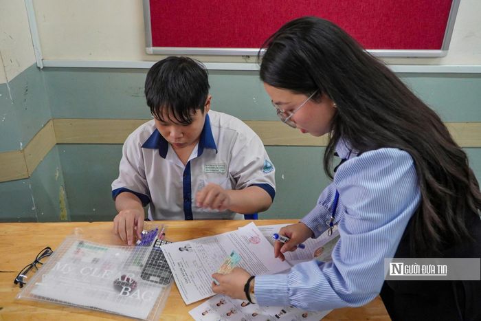 Thí sinh Trần Hồ Hoàng Phúc, học viên Trung tâm Giáo dục thường xuyên Thủ Đức tại điểm thi Trường THPT Lê Quý Đôn