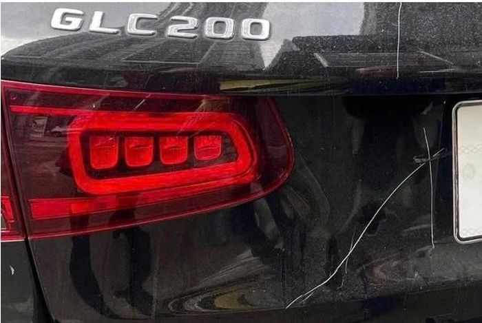 Chiếc xe Mercedes GLC 200 bị đập phá làm hư hỏng nhiều bộ phận.