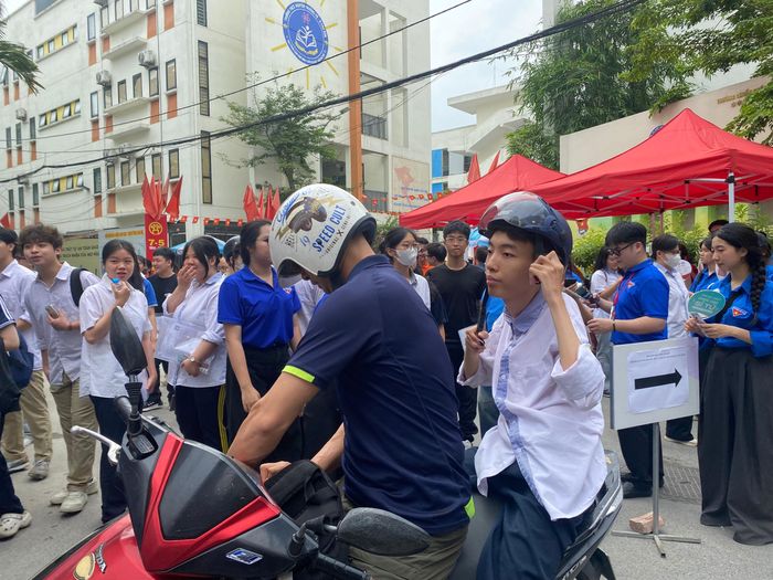 Nhiều phụ huynh "sát cánh" bên con trong ngày thi đầu tiên.