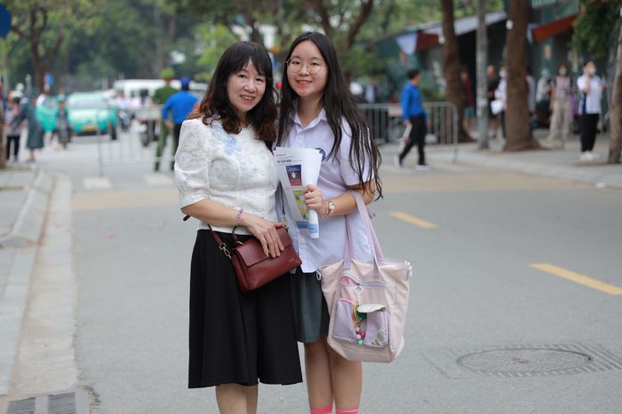 Em Lê Thanh Bảo Uyên - Học sinh trường THPT Yên Hòa cùng mẹ.