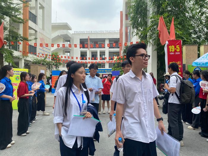 Tại điểm thi Trường THCS Nguyễn Trường Tộ đa số thí sinh rời phòng thi với gương mặt rạng rỡ.