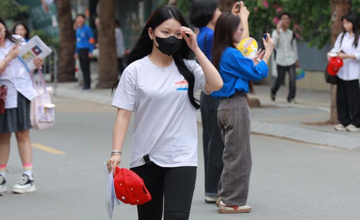 Thí sinh rời phòng thi sau khi hoàn thành môn thi Ngữ văn sáng 11/6.