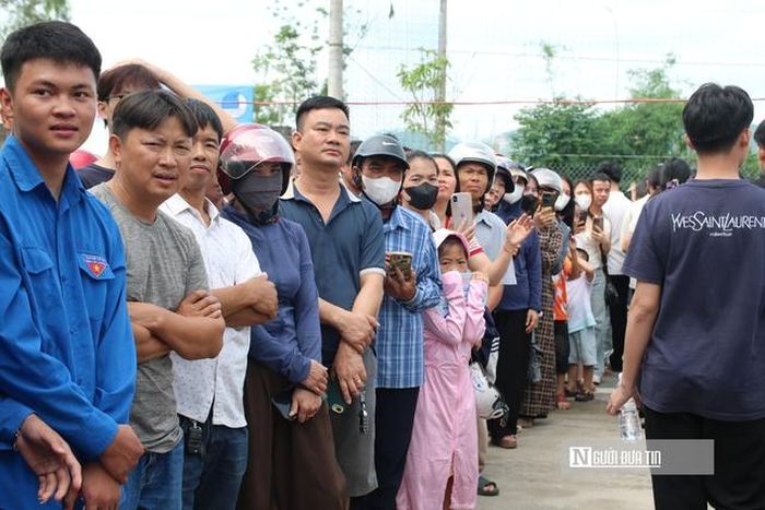 Phụ huynh hồi hộp đứng chờ bên ngoài phòng thi.