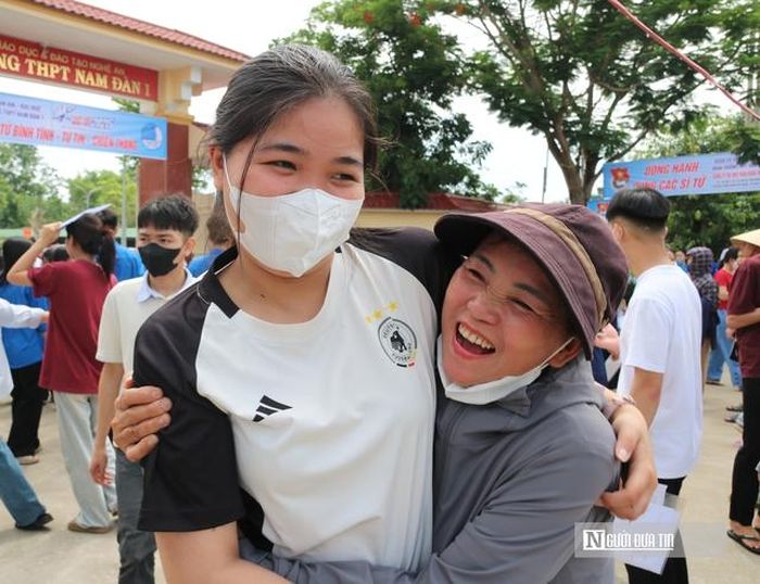 Phụ huynh dành cái ôm ấm áp sau khi con gái hoàn thành môn thi đầu tiên.