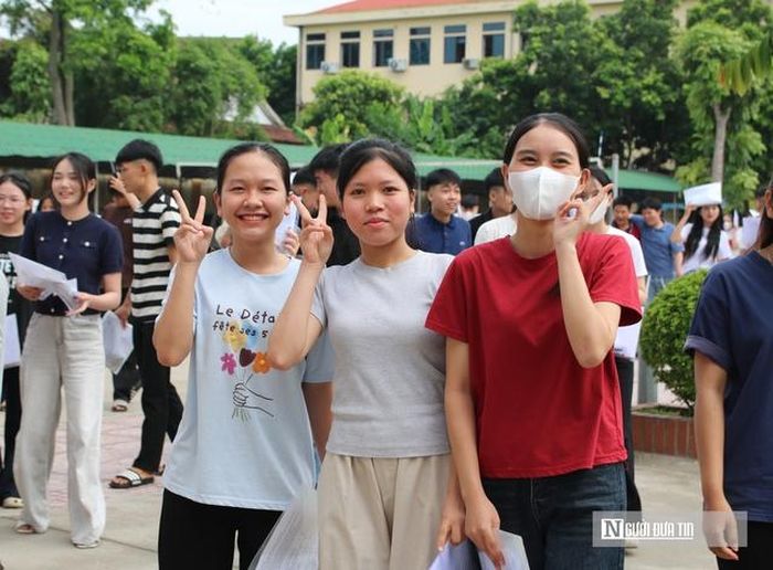 Nhiều thí sinh phấn khởi sau khi hoàn thành môn thi Ngữ Văn.